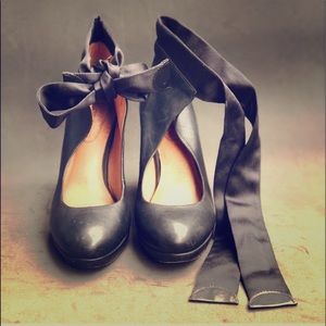 ❤️❤️❤️ FINAL SALE-Corso Como Black Satin Tie Pumps